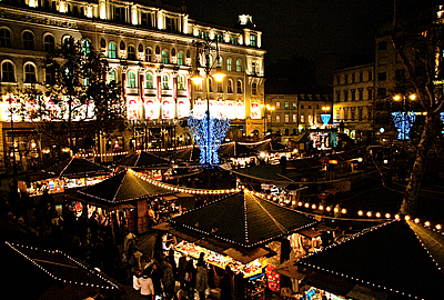 By using LED strings cities can save a lot on their Advent lectricity bills. In 2010 Budapest also decided to install LEDs on their street-lighting poles as shown here on Vörösmarty square, where Europe's nicest Advent market takes place.